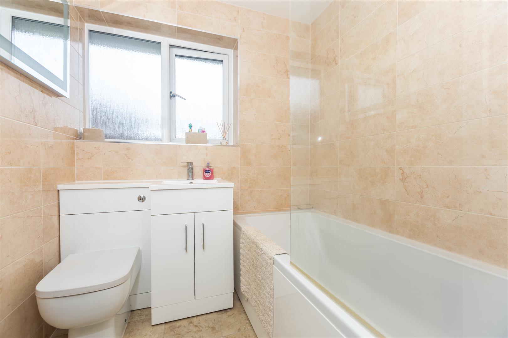 Heol Treffynnon, Parc Gwernfadog, Swansea, SA6 6SE